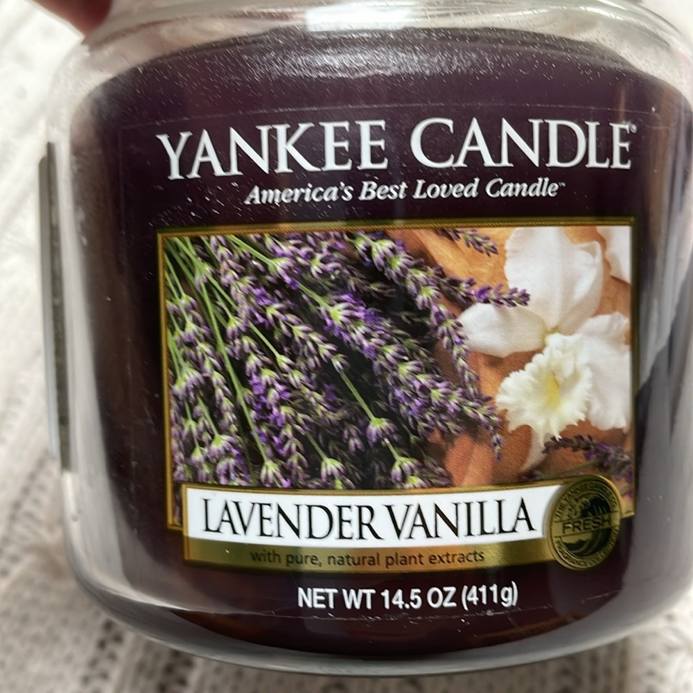 New unused Yankee Candle Lavender Vanilla jar. 14.5 oz. 65-90 burn time. Purple - Picture 1 of 8